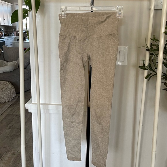 Amazon ribbed high waisted V-back leggings - Picture 1 of 4